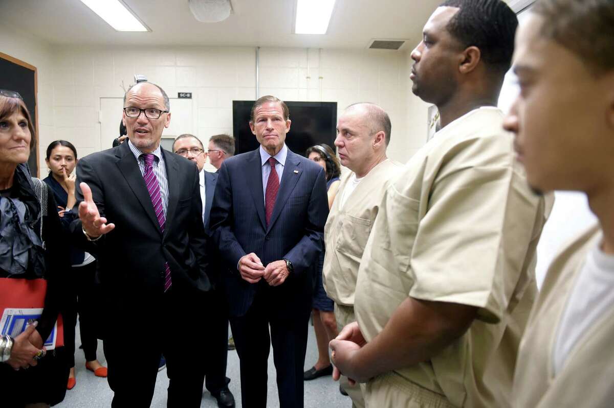 Photos Of Us Labor Secretary Thomas Perez Meeting With Inmates