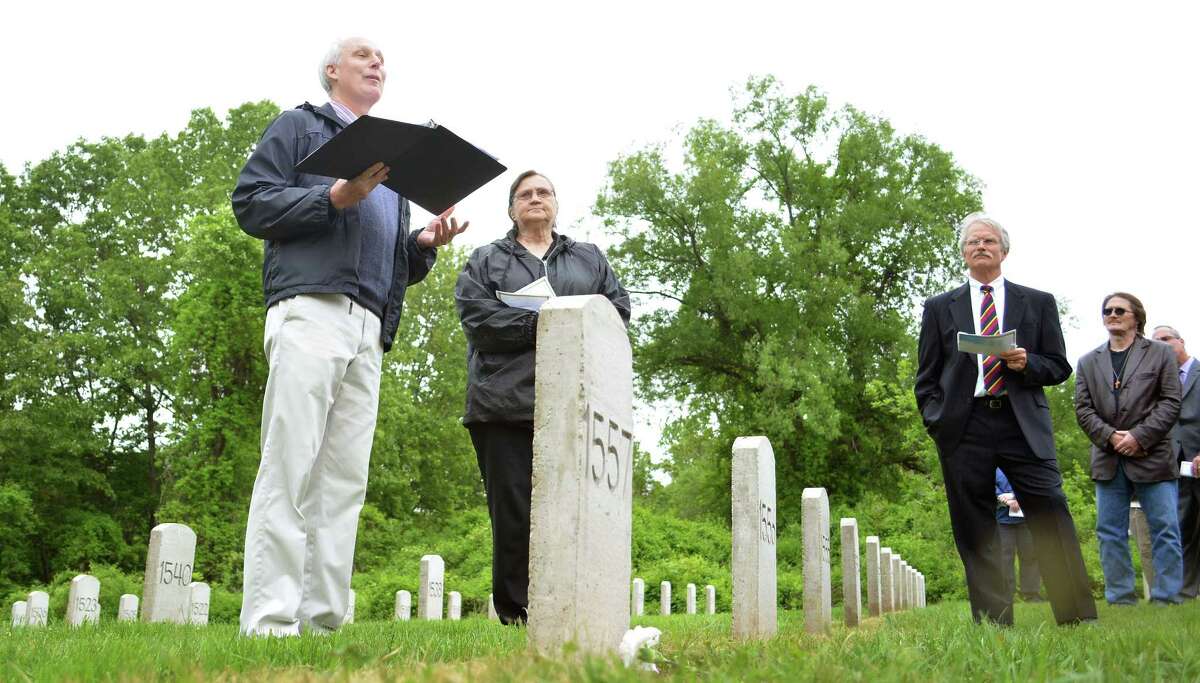 photos-reading-names-of-unmarked-graves-at-cvh-in-middletown