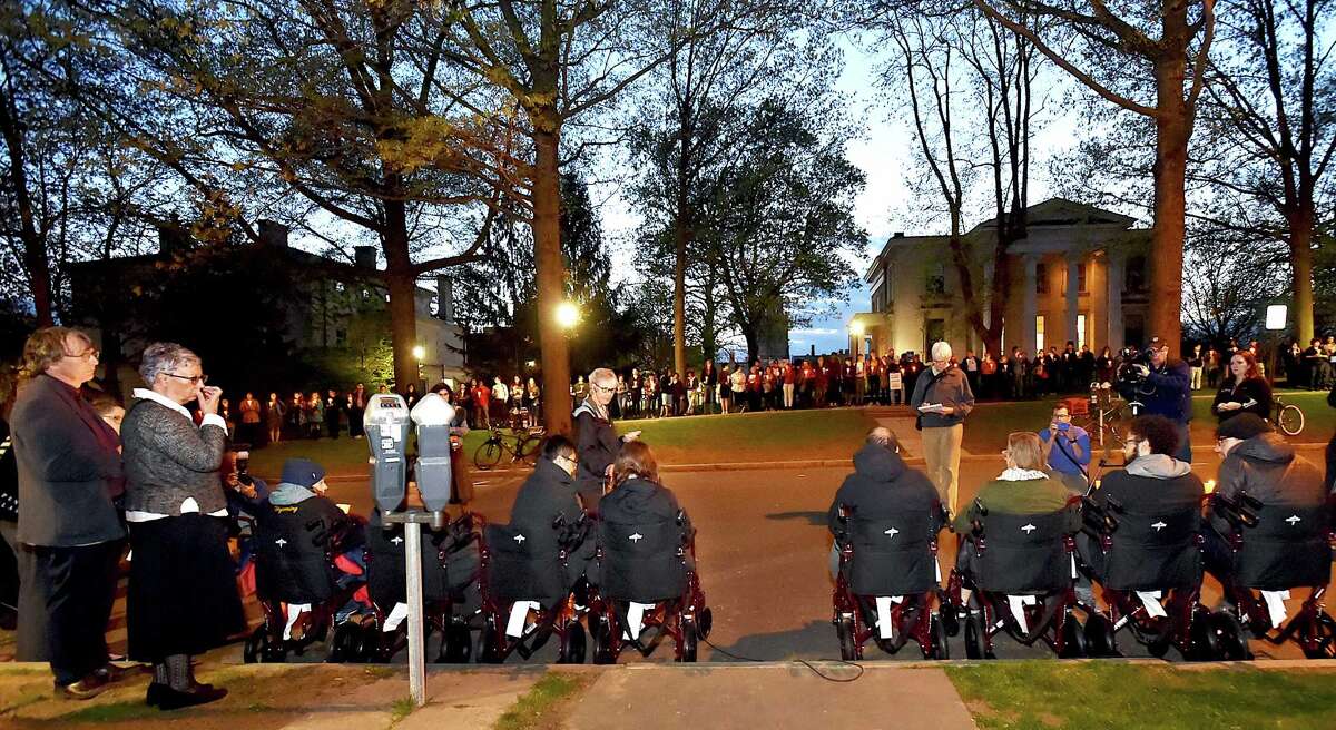 PHOTOS Melissa Etheridge visits with Yale graduate students on hunger