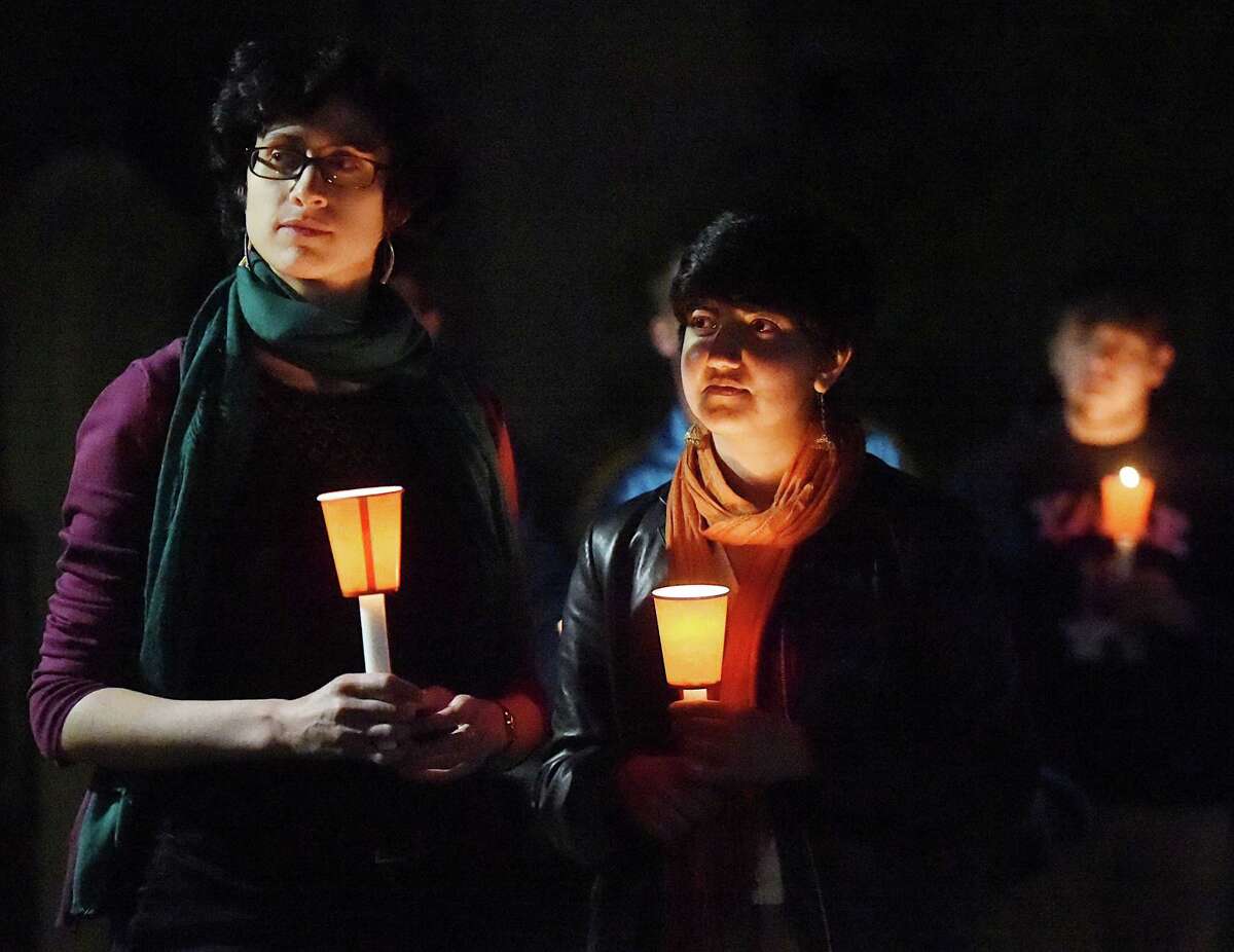 PHOTOS Melissa Etheridge visits with Yale graduate students on hunger