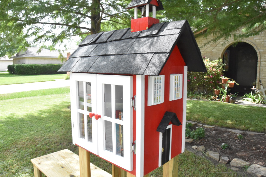 cy-fair-teacher-spreads-love-of-reading-with-little-library