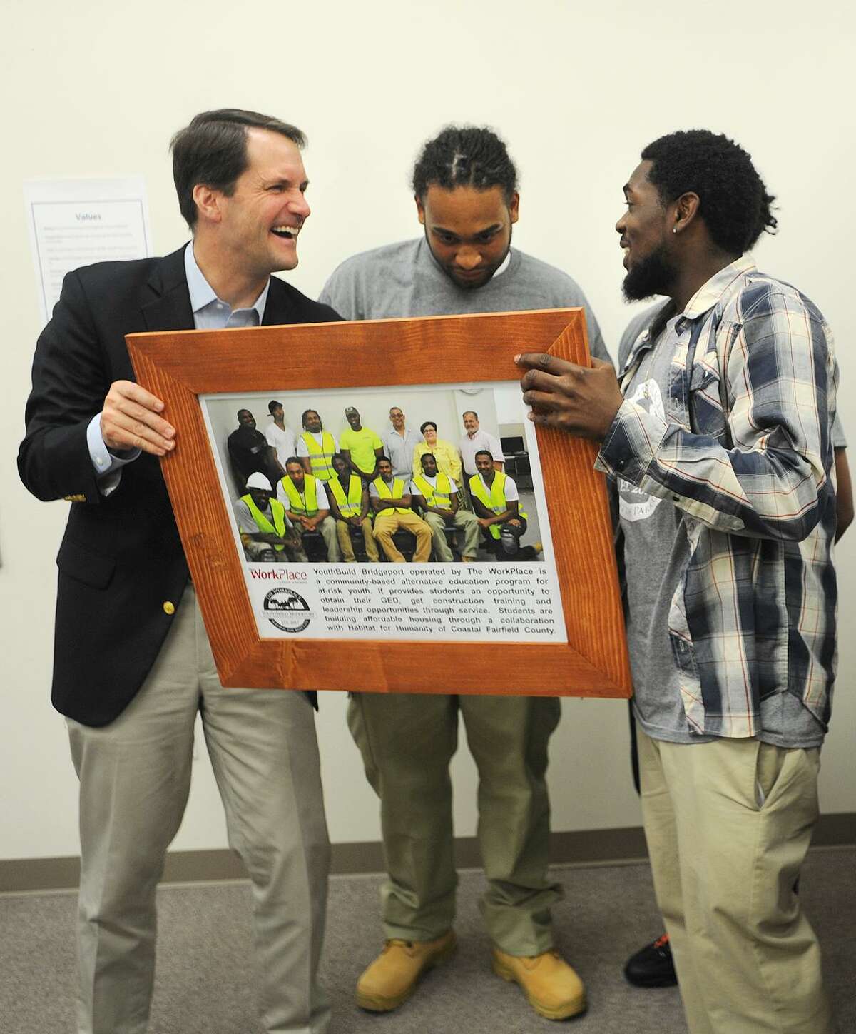 Himes backs YouthBuild Bridgeport program