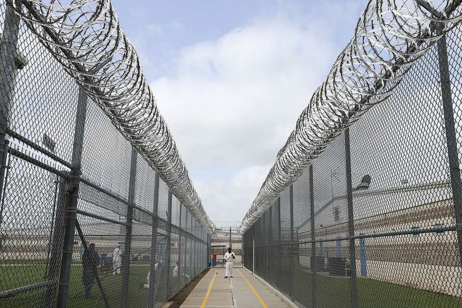 Texas prison officials to begin 1,000 inmate transfers - San Antonio ...