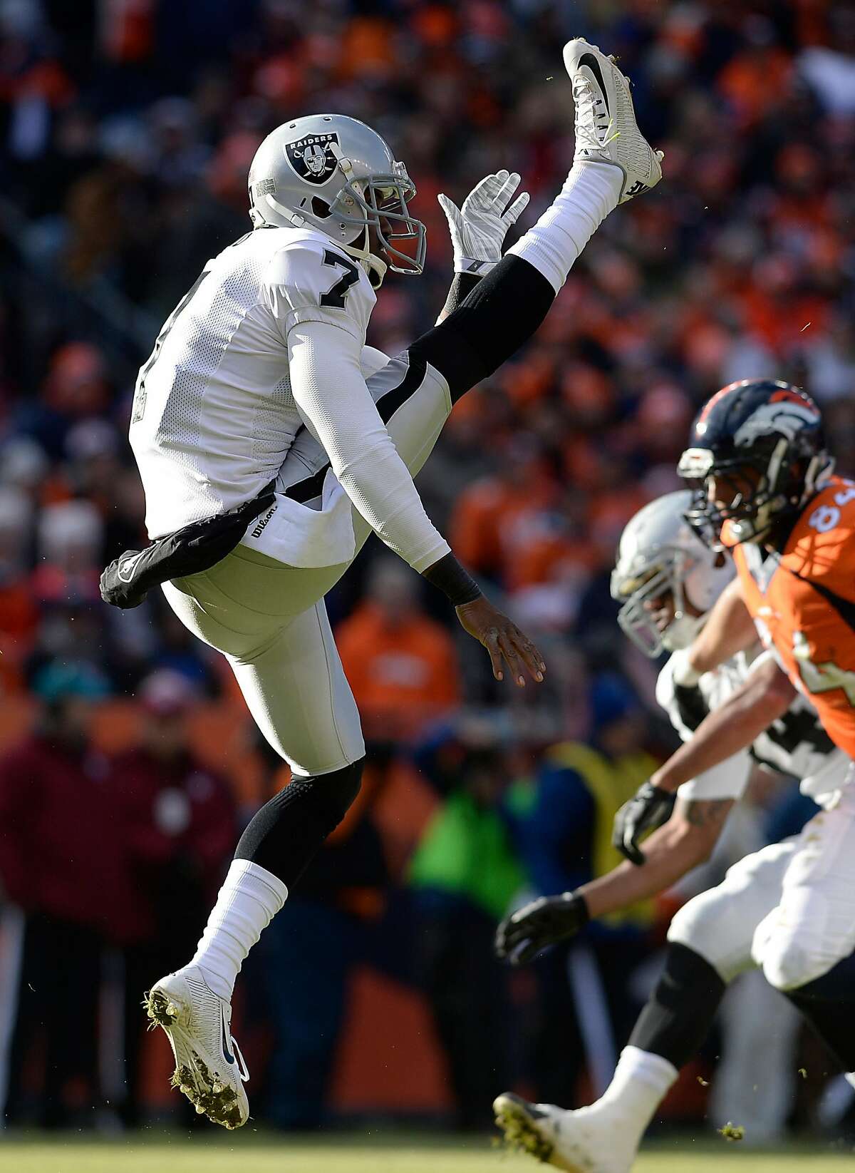 Raiders’ punter Marquette King gets kicks online