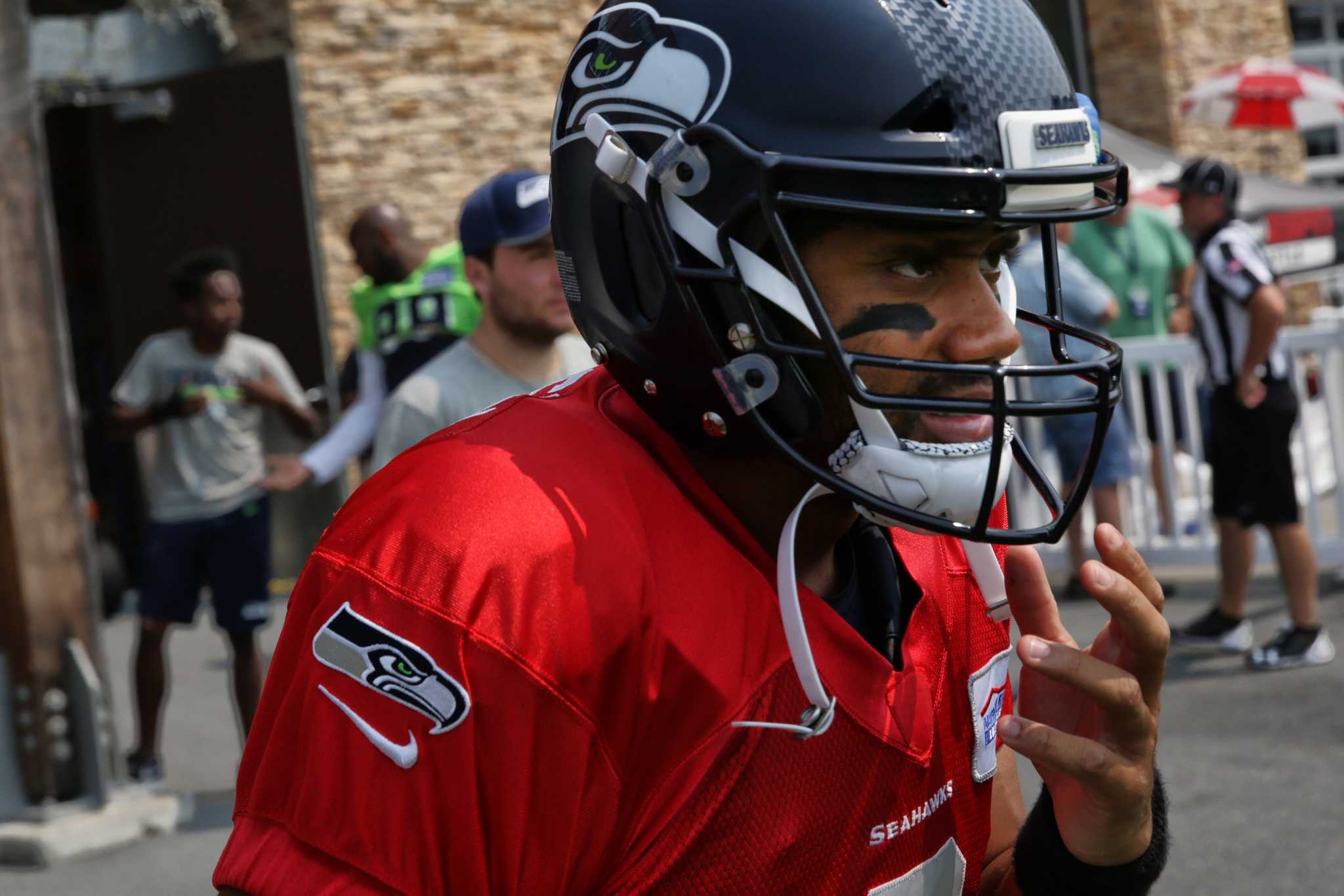 Alaska Airlines to let jersey-wearing Russell Wilson fans cut