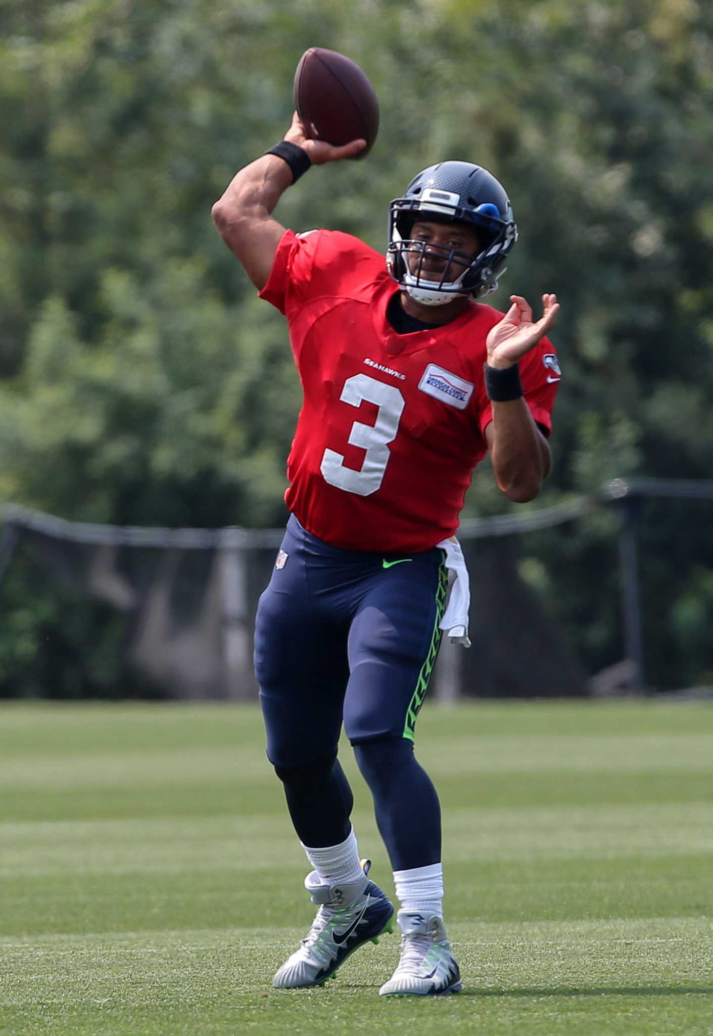 Airline lets Russell Wilson fans wearing his No. 3 jersey board