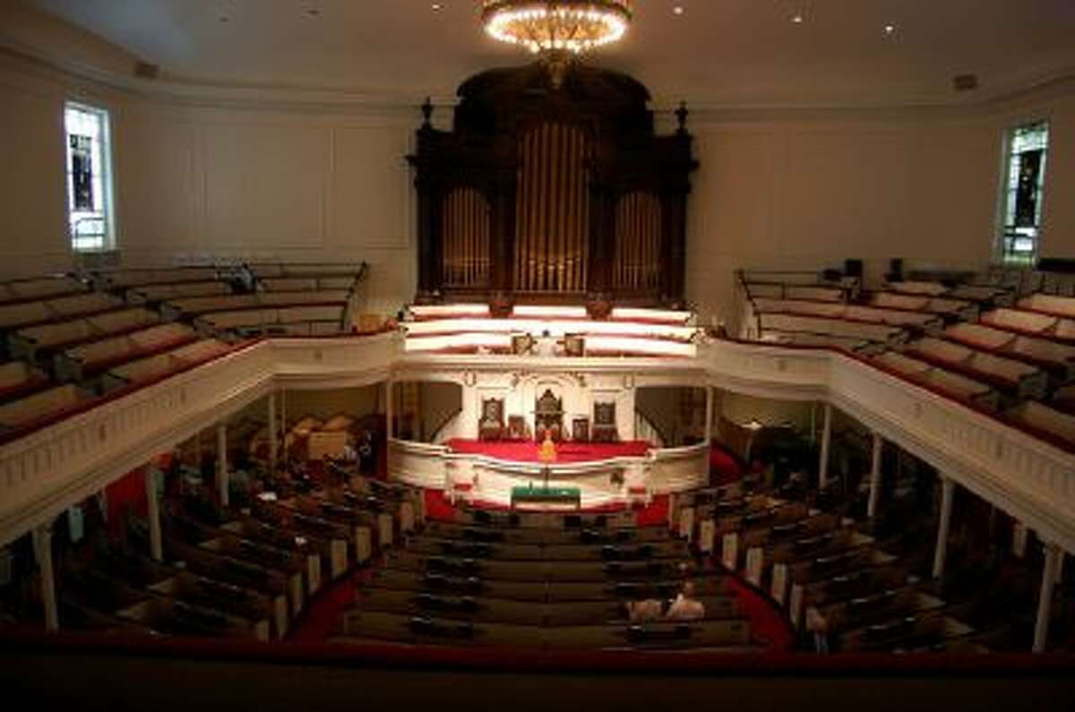 Plymouth Church in New York, (where Henry Ward Beecher delivered dramatic abolitionist sermons) has no center aisle, affording all congregants clear views of the pulpit.