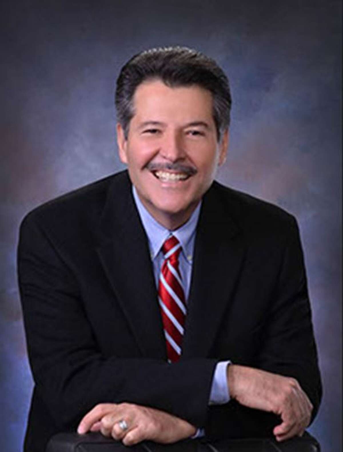 Mayor Pete Saenz voiced confidence in De Leon.