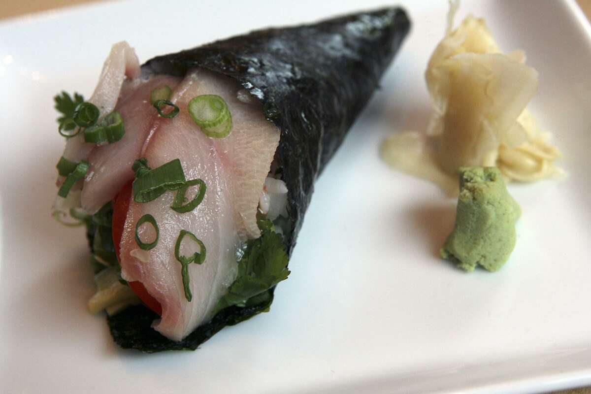 Yellowfish Sushi își numește vag rulourile de sushi „tacos”, inclusiv Taco Taco, cu coadă galbenă, coriandru, roșii, arpagic, avocado și ardei serrano.