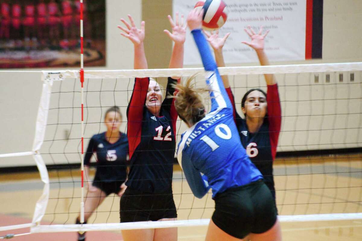 Volleyball: Dawson, Pearland cruise to victories