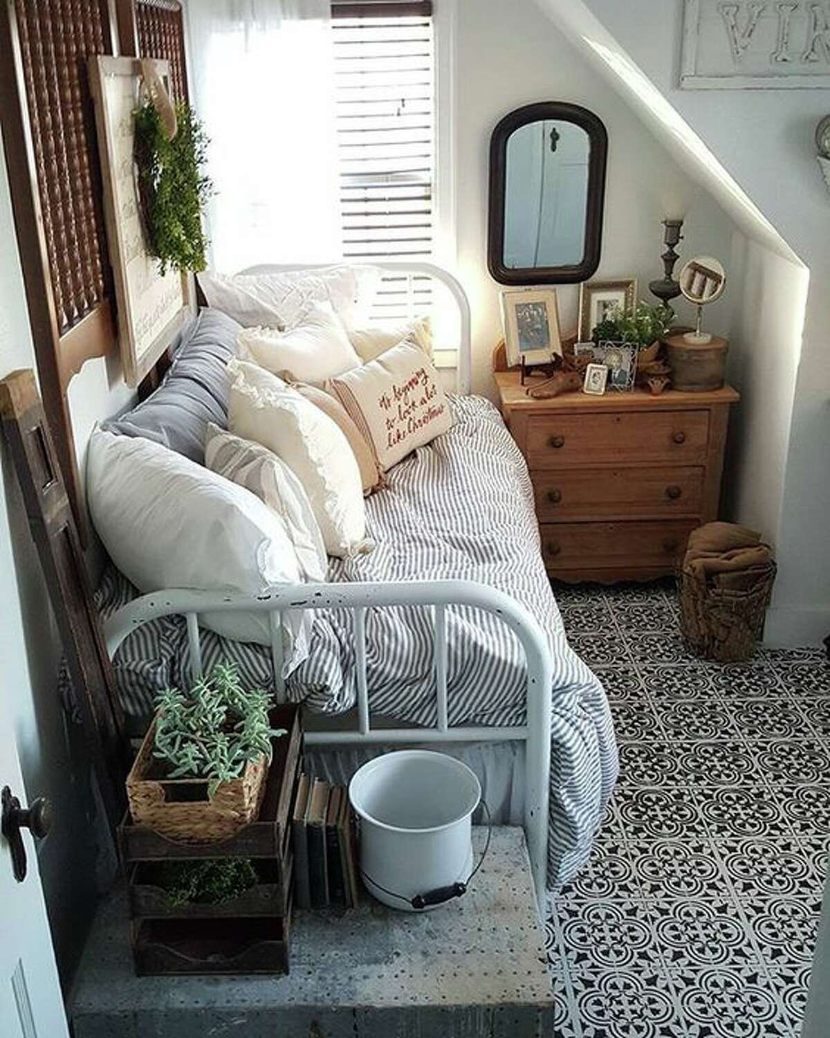 1 комнатка. Уютная комната. Маленькие уютные комнаты. Уютная спальная комната. Маленькая уютная спальня.