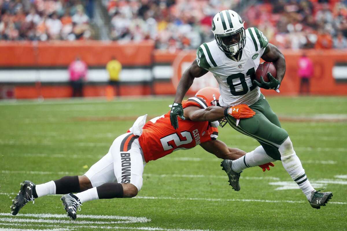 Jets wide receiver Quincy Enunwa (81) breaks a tackle by Browns strong safety Ibraheim Campbell during a game last season.