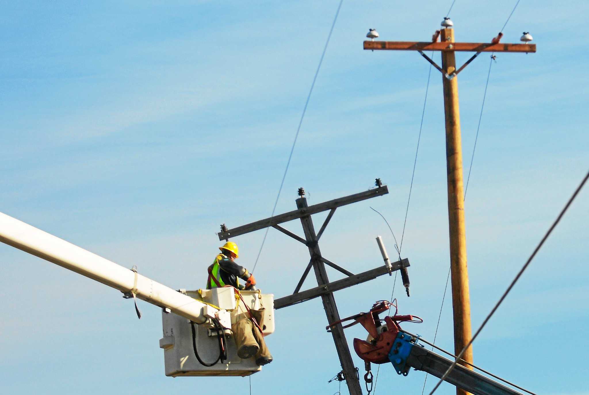 Thousands of power outages reported across Connecticut amid high winds