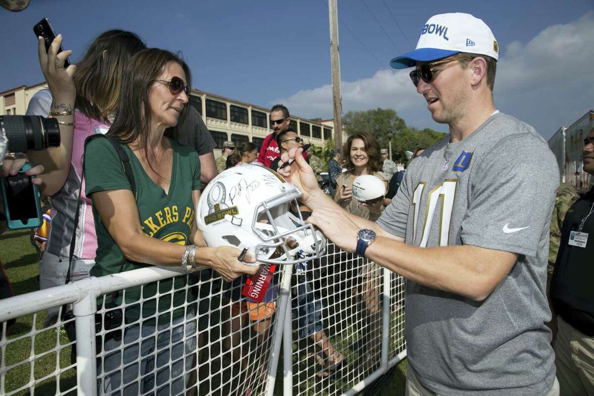 New York Giants quarterback Eli Manning signs autographs before the NFL Pro Bowl football draft at Wheeler Army Airfield, Wednesday, Jan. 27, 2016, in Wahiawa, Hawaii. (AP Photo/Marco Garcia)