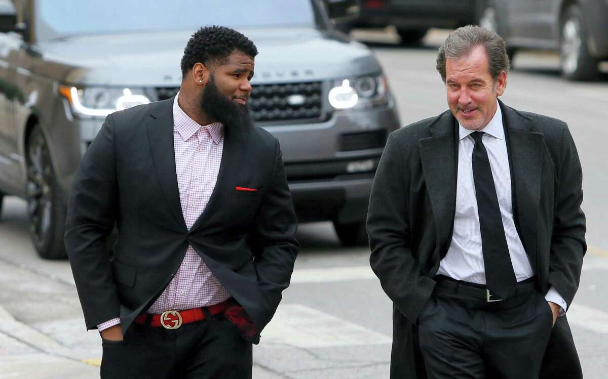 The Jets’ Sheldon Richardson, left, walks towards the St. Charles County courthouse with his lawyer Scott Rosenblum Tuesday in St. Charles, Mo.