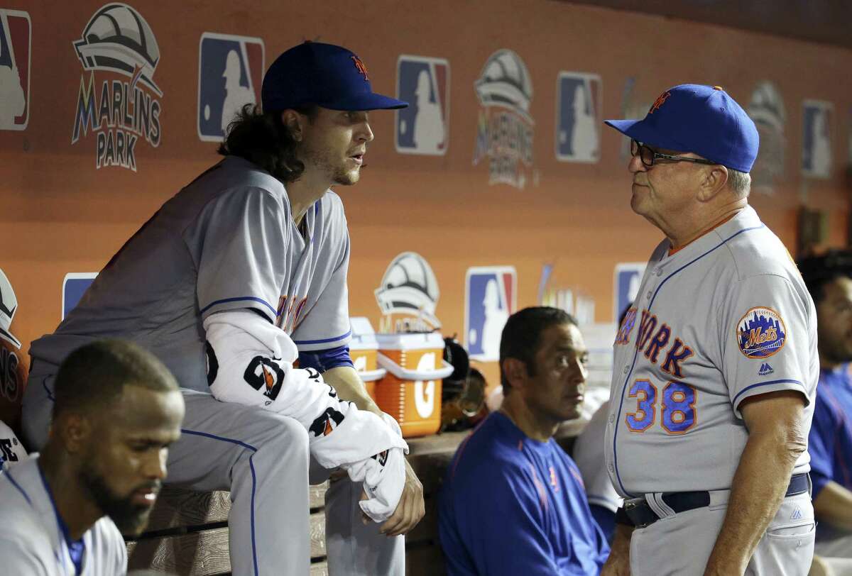 Mets starting pitcher Jacob deGrom, left, talks with pitching coach Dan Warthen during the fourth inning on Saturday.