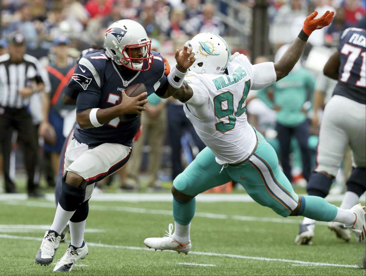 New England Patriots quarterback Jacoby Brissett (7) scrambles away from Dolphins defensive end Mario Williams on Sunday.
