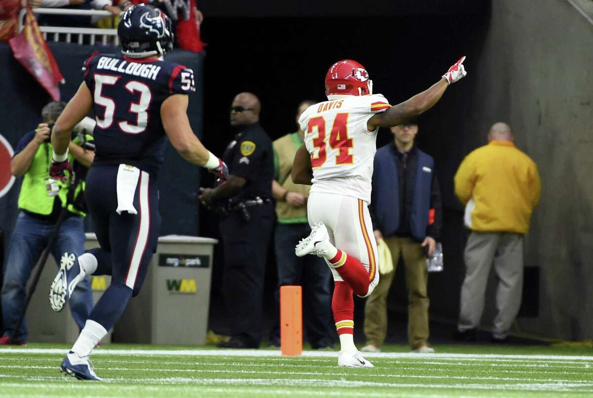 Chiefs running back Knile Davis (34) returns the opening kickoff for a touchdown as Texans linebacker Max Bullough gives chase on Saturday.