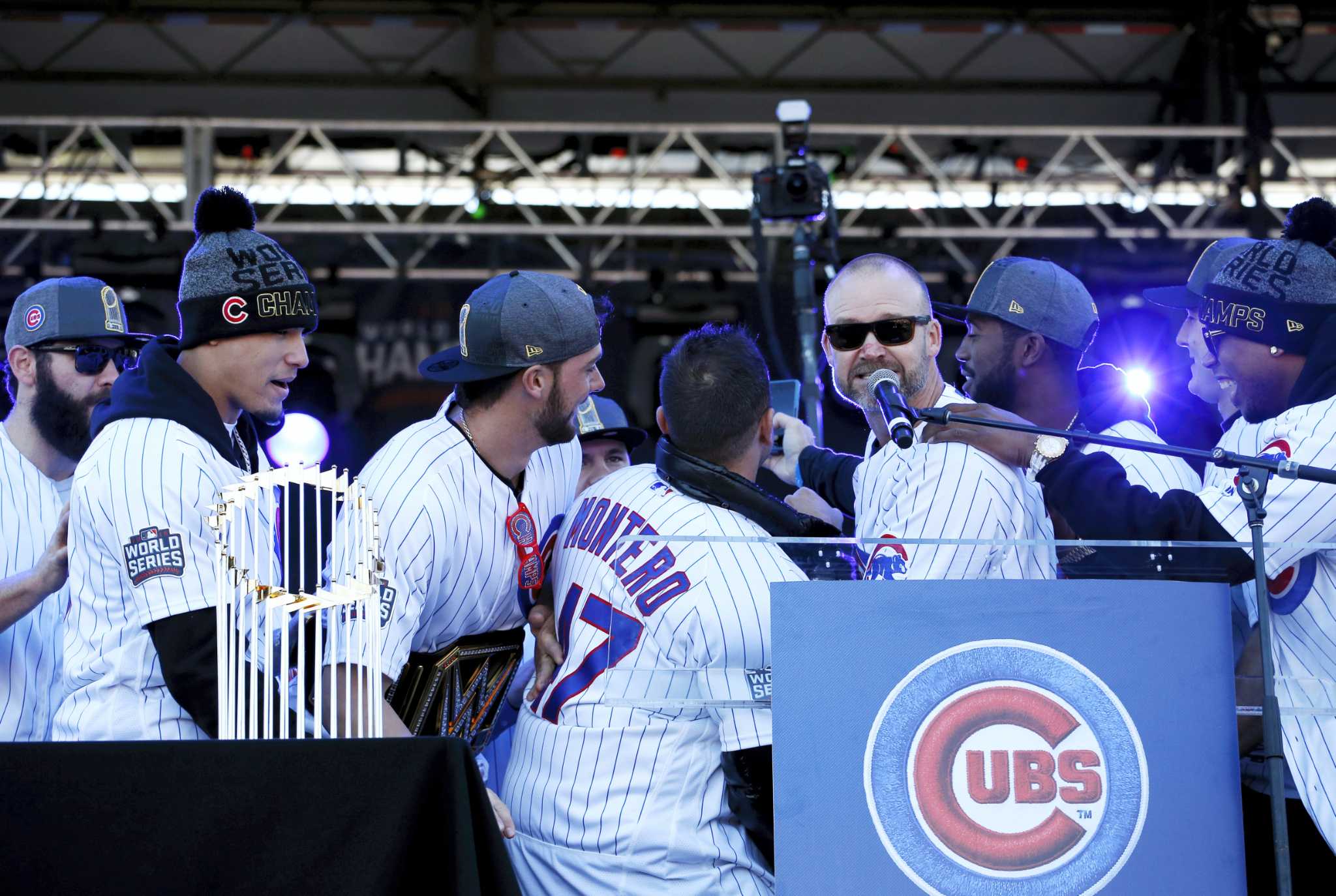 Chicago Cubs celebrate with selfie at massive rally