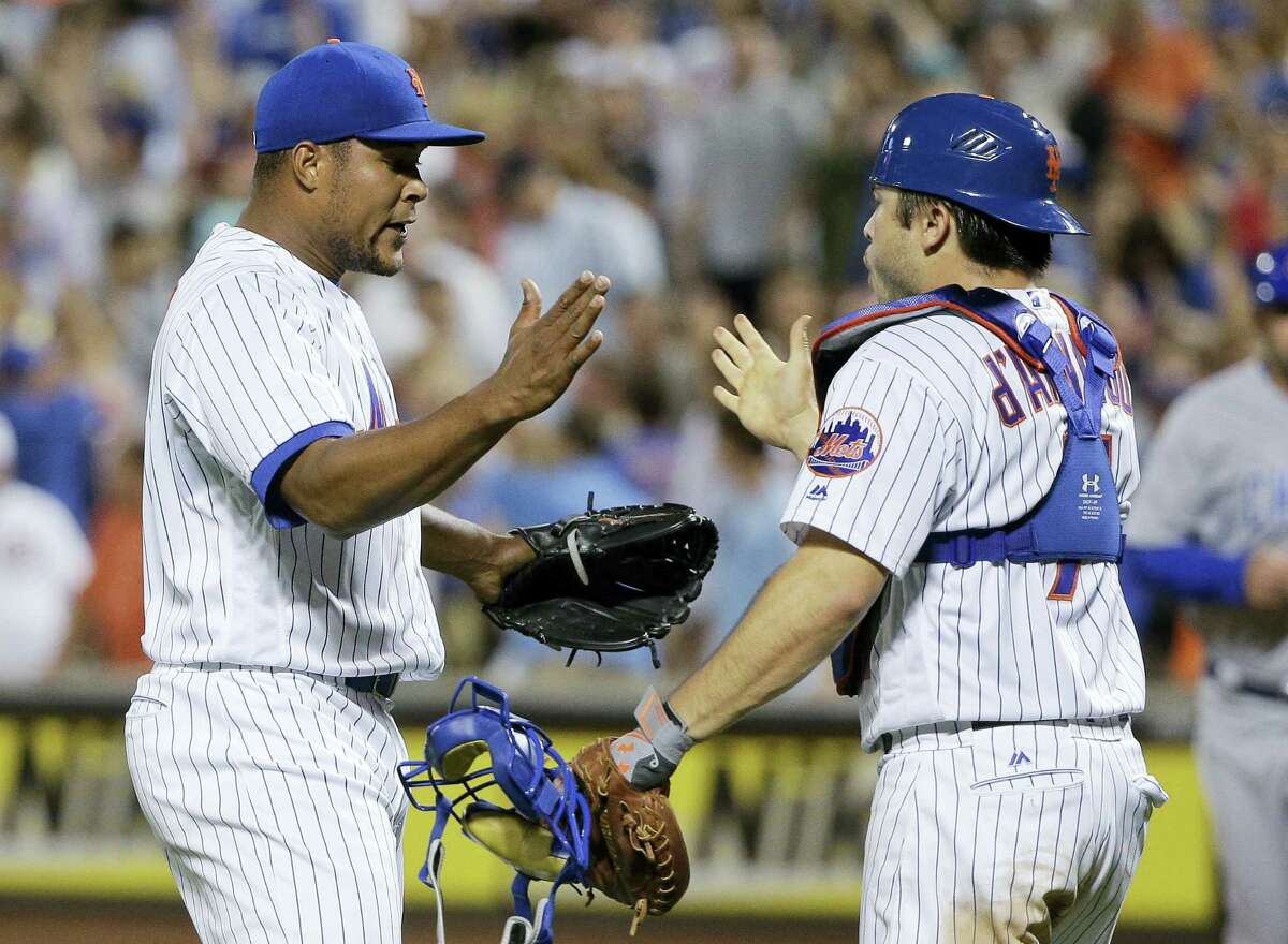 Mets relief pitcher Jeurys Familia, left, celebrates with catcher Travis d’Arnaud after the Mets beat the Cubs on Thursday.