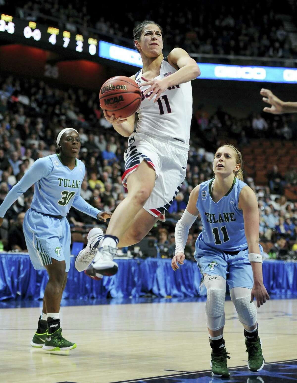 Connecticut’s Kia Nurse, center, drives to the basket as Tulane’s Tierra Jones, left, and Tulane’s Leslie Vorpahl, right, defend, during the first half of an NCAA college basketball game in the American Athletic Conference tournament semifinals at Mohegan Sun Arena, Sunday, March 6, 2016, in Uncasville, Conn. (AP Photo/Jessica Hill)