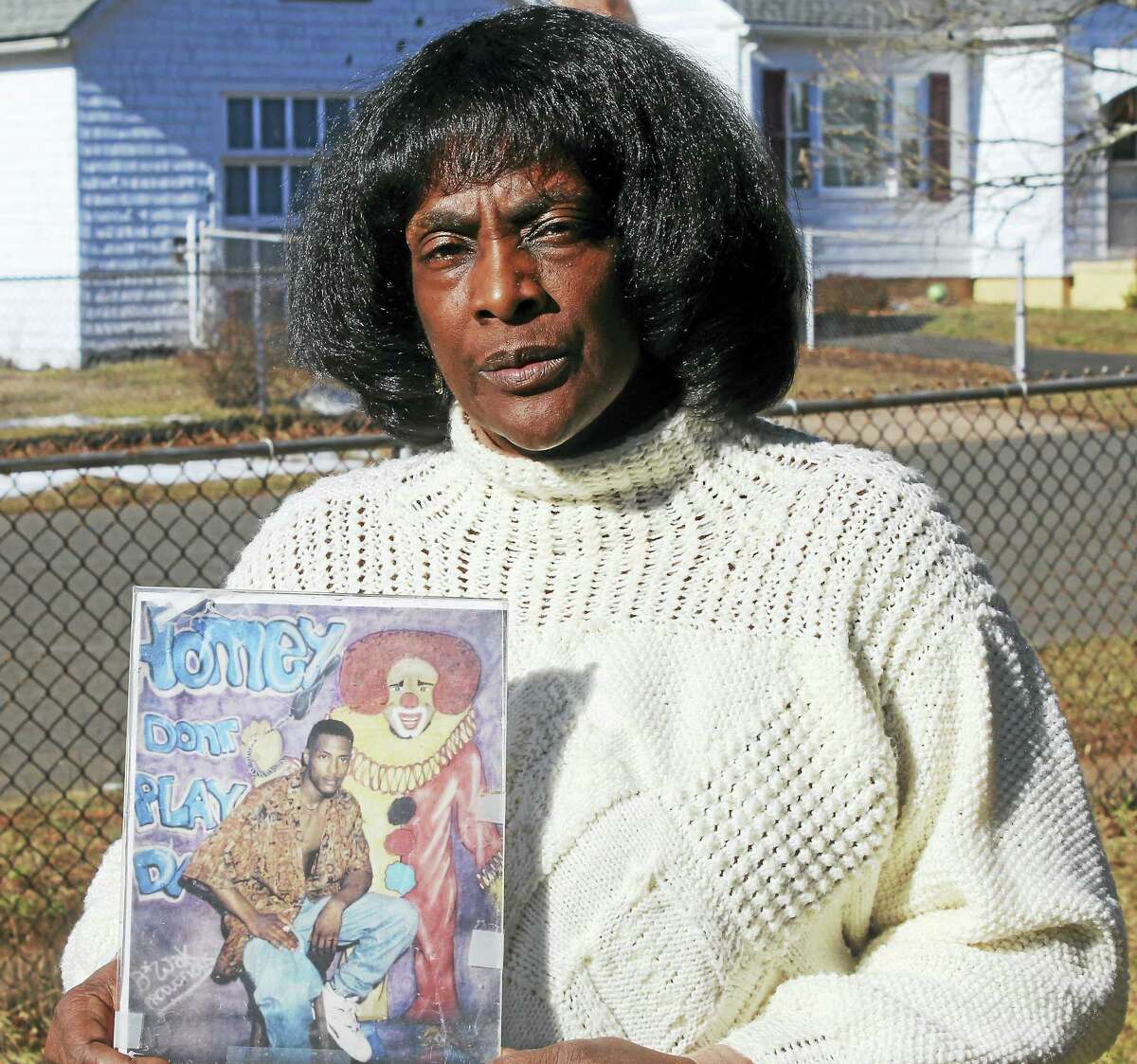 SHAHID ABDUL-KARIM — NEW HAVEN REGISTER Robin Smith holds a picture of her son, Jason, who was slain in a 1996 shooting in New Haven.
