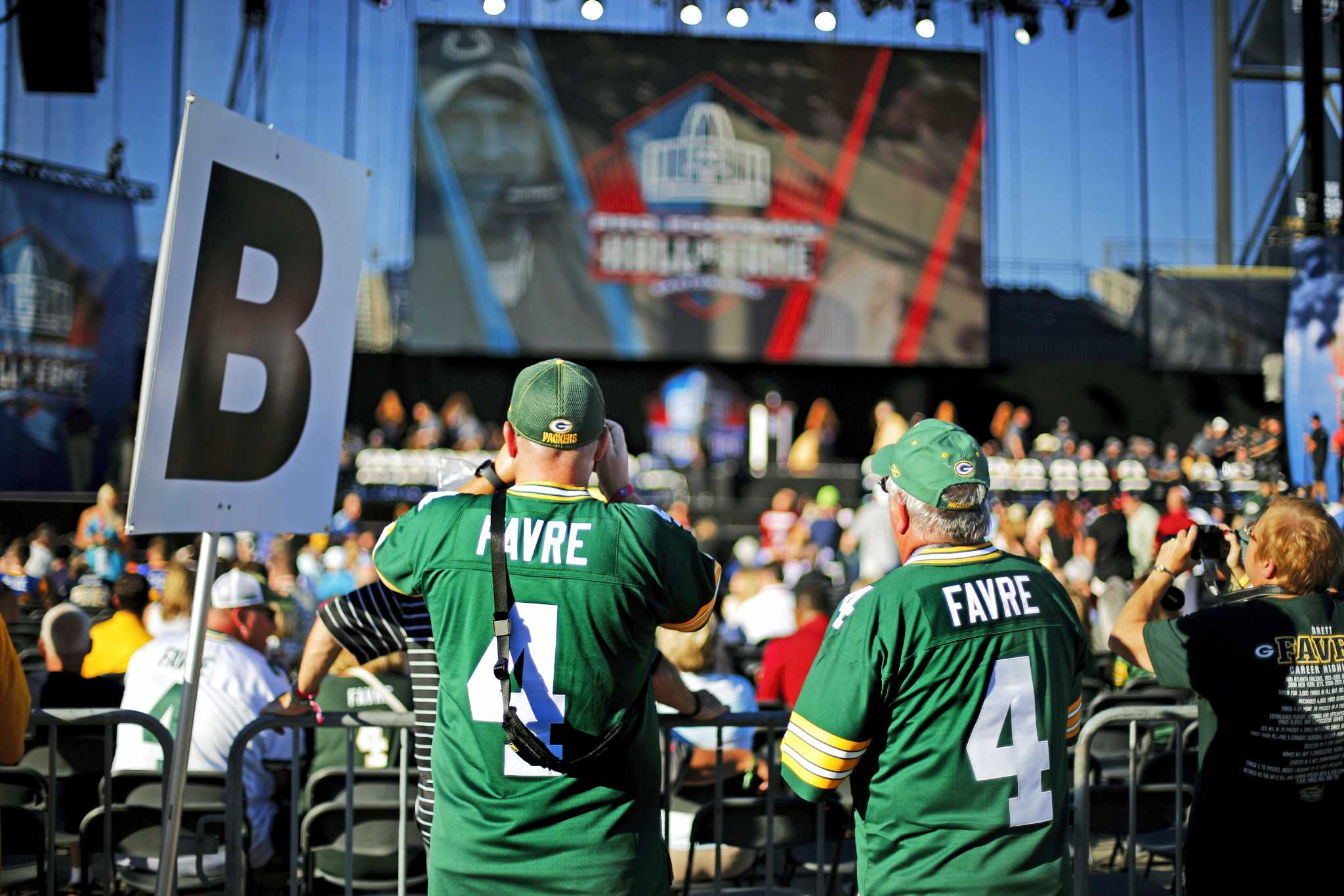 Favre didn't know about Packers,Vikings jerseys in Hall display