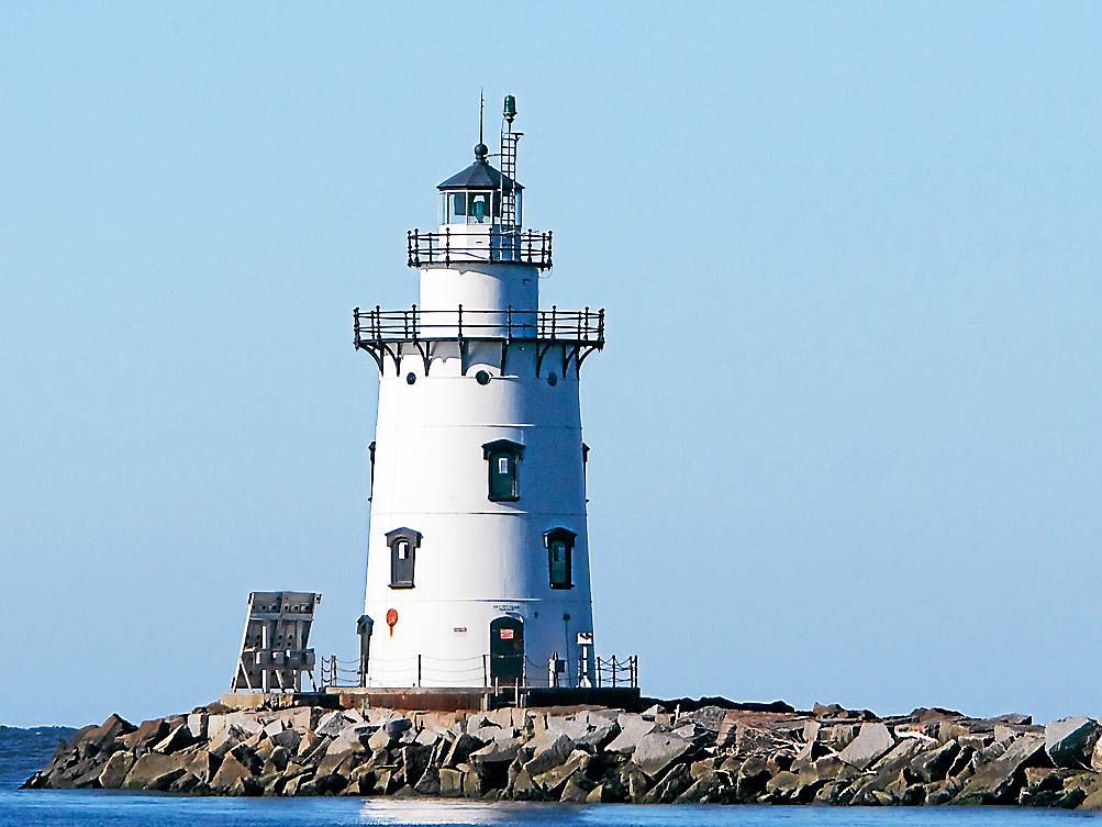 Iconic Old Saybrook lighthouse sells for 290,000 during online auction