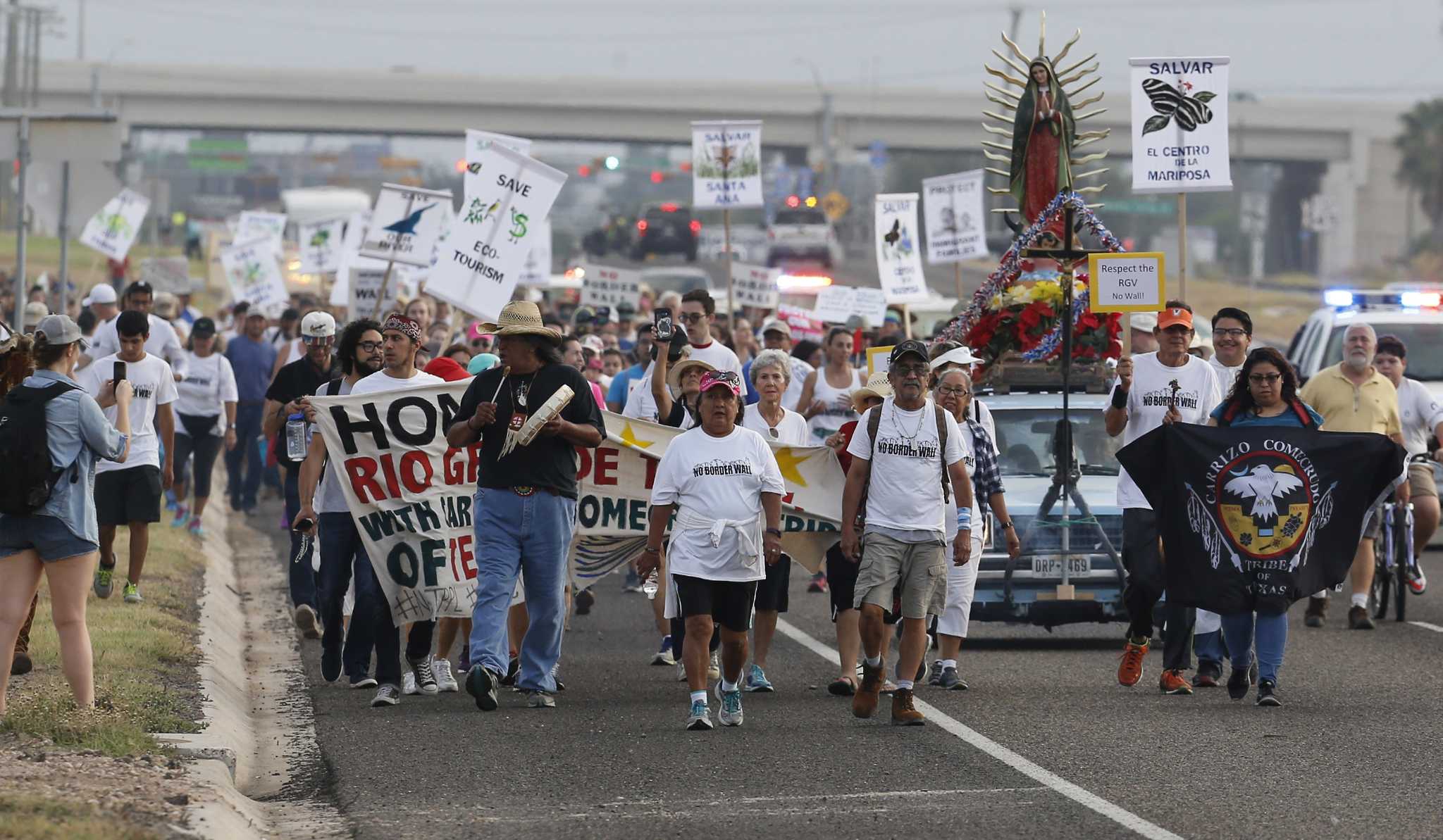 Advocates stage first big Texas protest against border wall