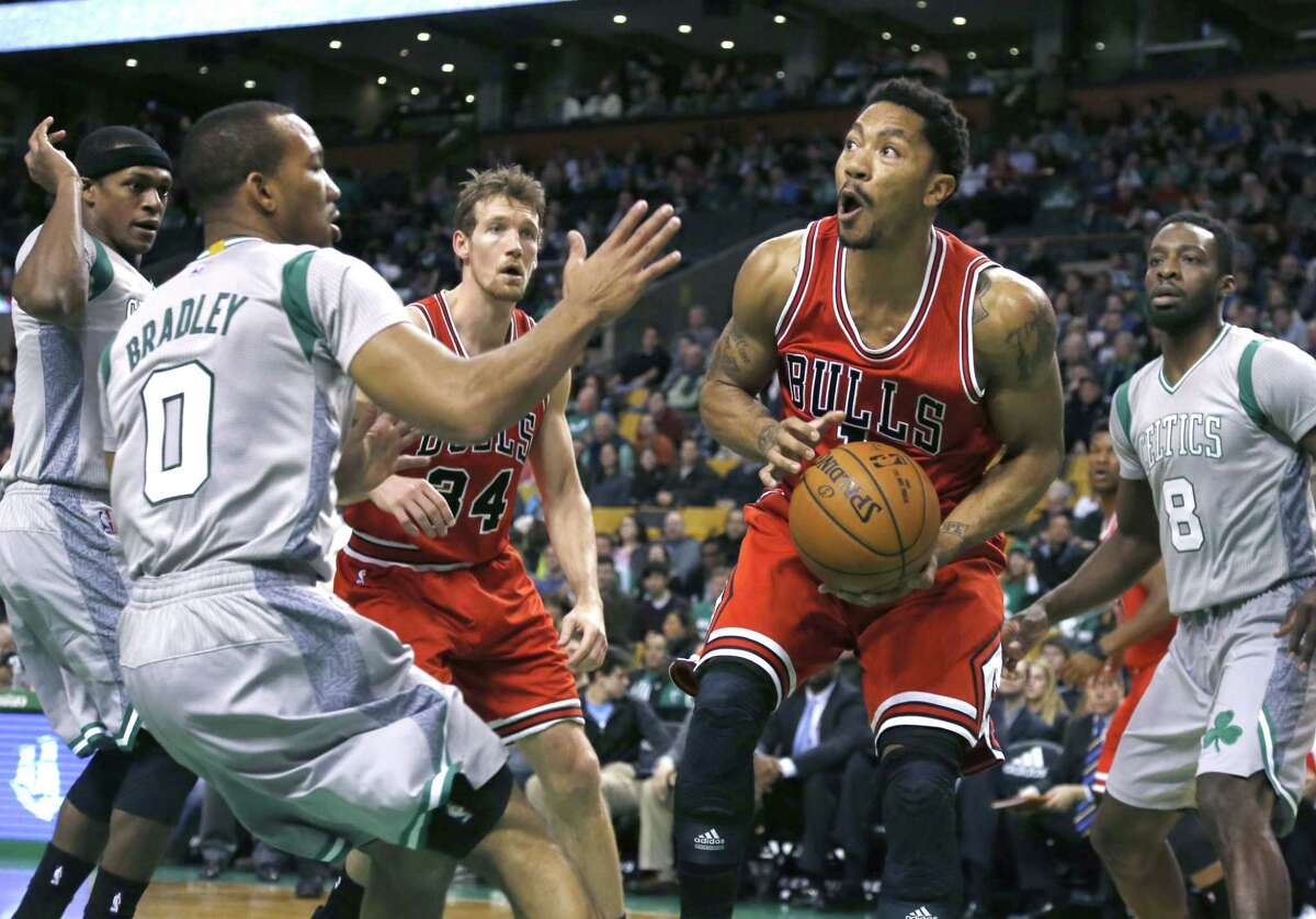Chicago Bulls guard Derrick Rose makes a move with the ball against Celtics guard Avery Bradley (0) during the first half of Friday’s game in Boston.
