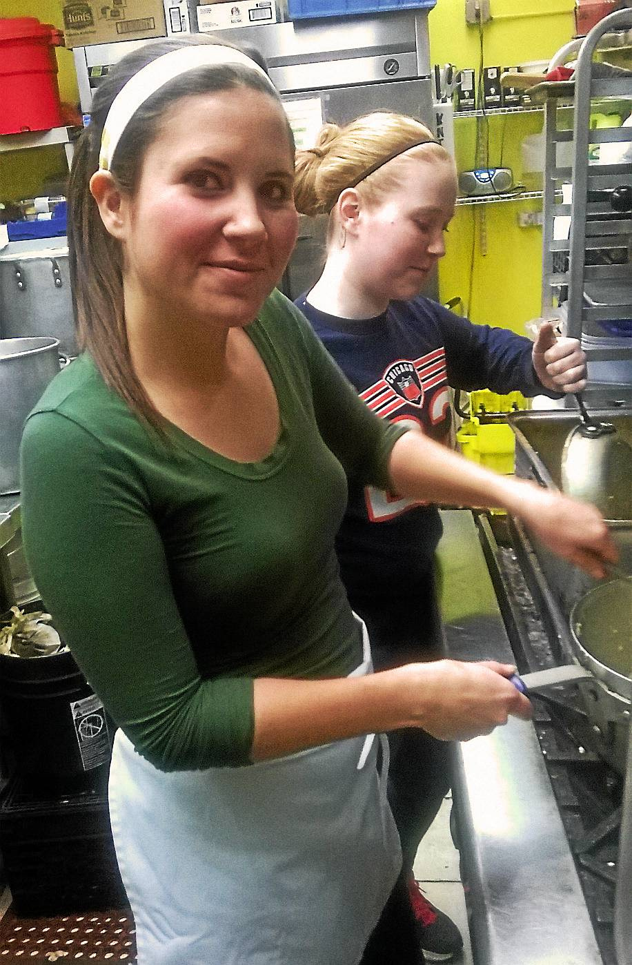 Volunteers help Middletown soup kitchen chef whip up Thanksgiving feast for 120