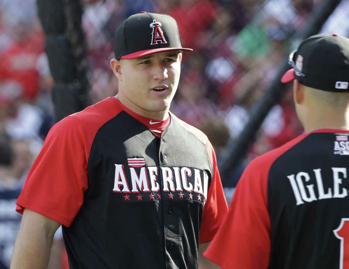 Mike Trout talks with Jose Iglesias during batting practice on Monday for the All-Star game in Cincinnati.
