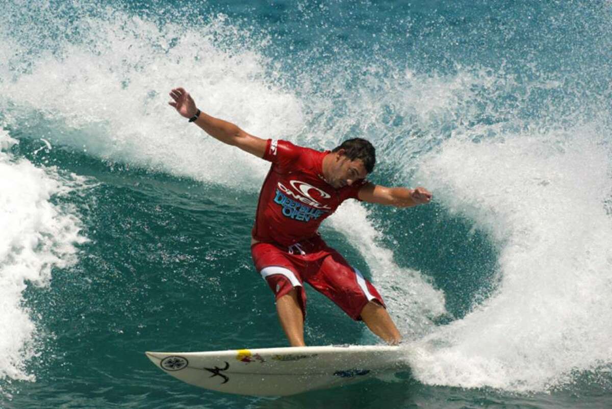 LOHIFUSHI ISLAND - JUNE 14: Beau Emerton of Foster, Australia performing a cutback advanced to the quarter finals of the ONeill Deep Blue Open at Lohifushi Island, Republic of Maldives on June 14th, 2002. (Photo by: Pierre Tostee/Getty Images.)