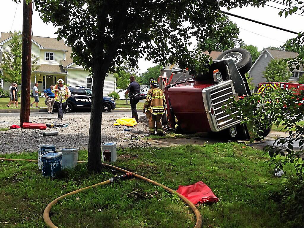 Cromwell: 2 hurt in dump truck crash; 73,000 lbs of gravel spilled