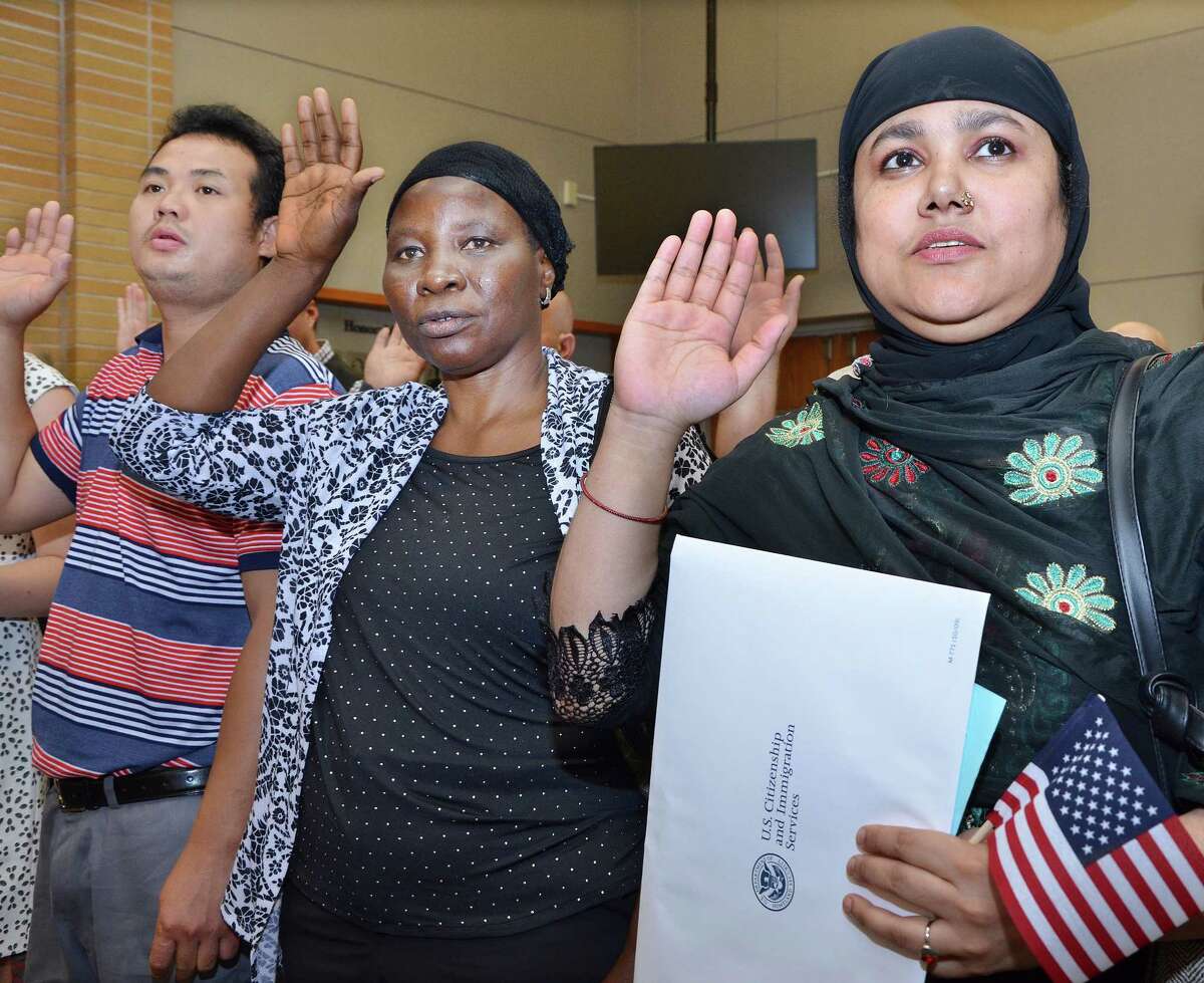 49 Immigrants From 30 Countries Become U S Citizens In Middletown