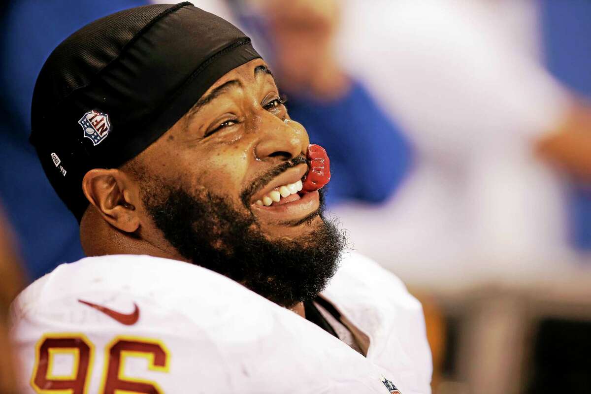 New York Giants defensive tackle Barry Cofield holds up a