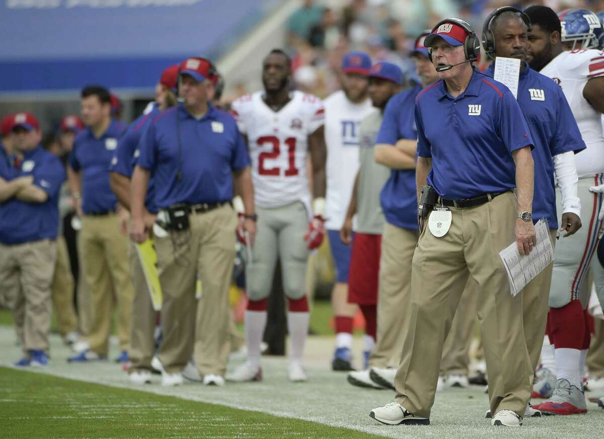 New York Giants head coach Tom Coughlin, far right, watches his team against the Jaguars Sunday.