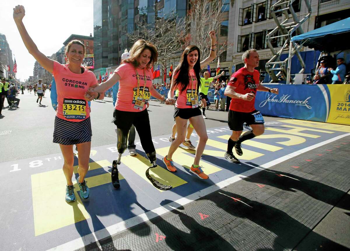 In show of defiance, 32,000 run Boston Marathon a year after bombings