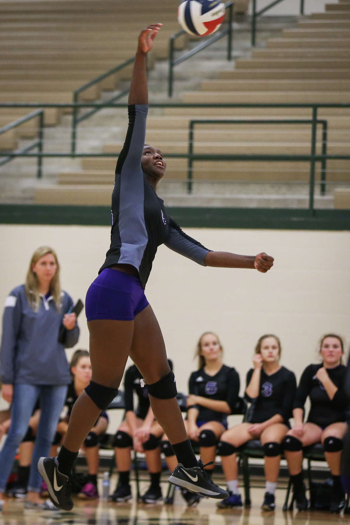 Willis' De'Janae Gilmore (9) hits the ball during the varsity volleyball game against Porter on Saturday, Aug. 12, 2017, at Huntsville High School. (Michael Minasi / Chronicle)