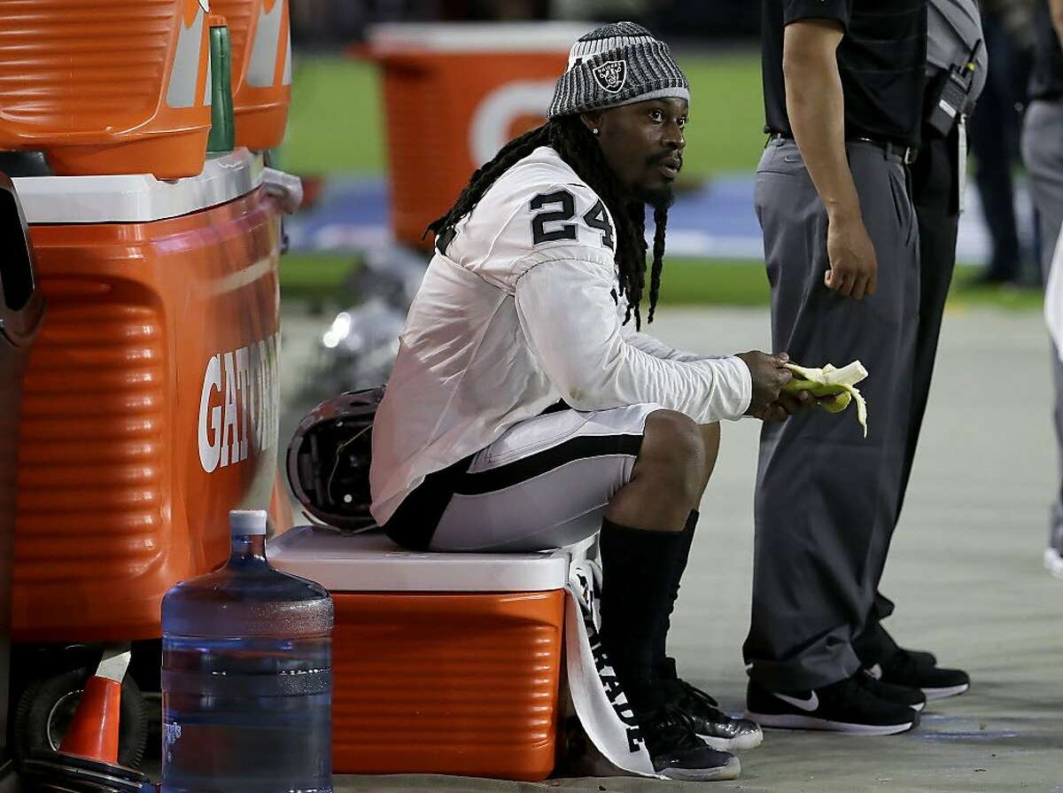 Raiders' Marshawn Lynch ejected in 2nd quarter for shoving referee