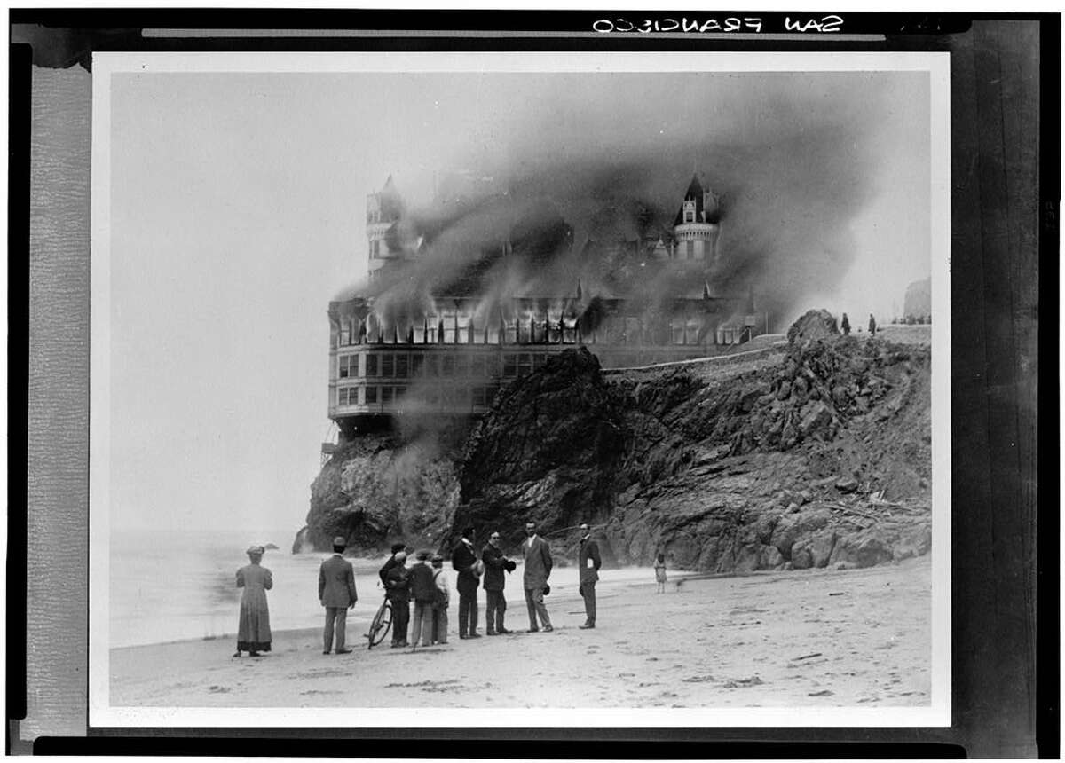 The 1907 fire that destroyed the Cliff House in San Francisco.