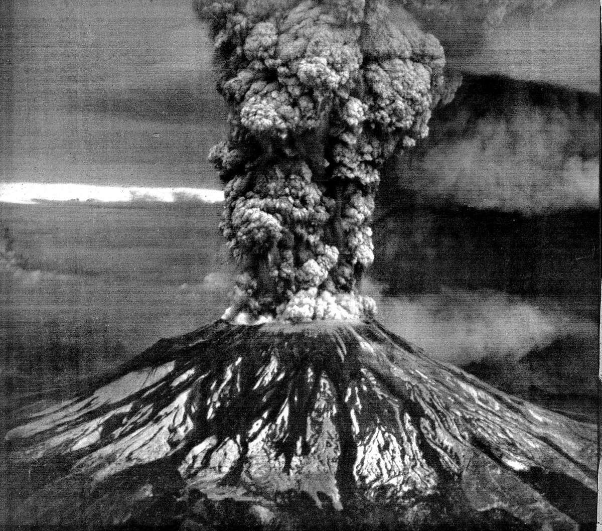 1980年5月18日圣海伦斯火山喷发的鸟瞰图，由美国地质调查局于1980年6月19日发布。滚滚浓烟达到了66000英尺的高度。5月18日的火山喷发是1980年3月27日开始的几次火山喷发中最大的一次