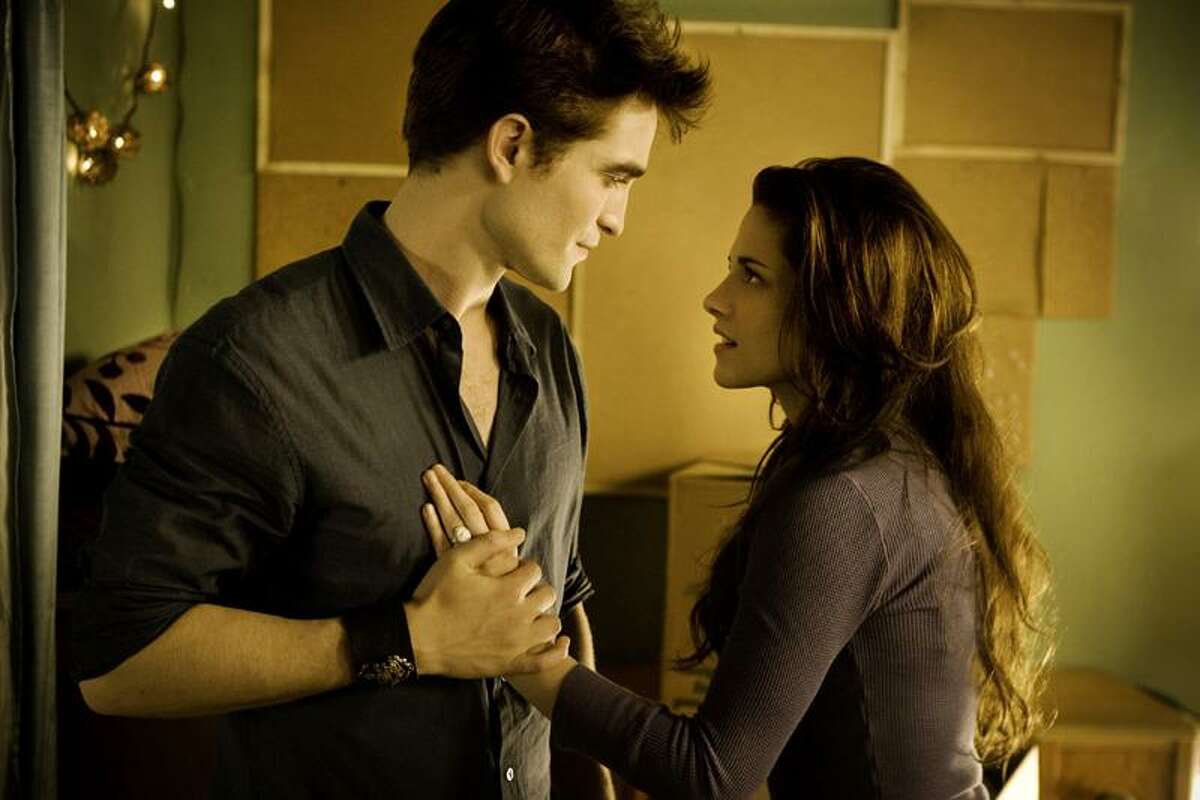 Twilight Saga' just OK, but it gets right to the good stuff (video)