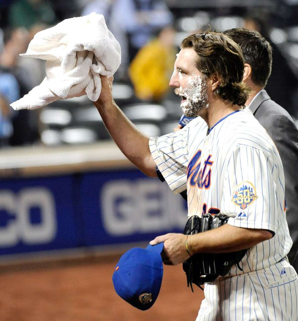 Dickey throws 2nd straight 1-hitter in Mets win