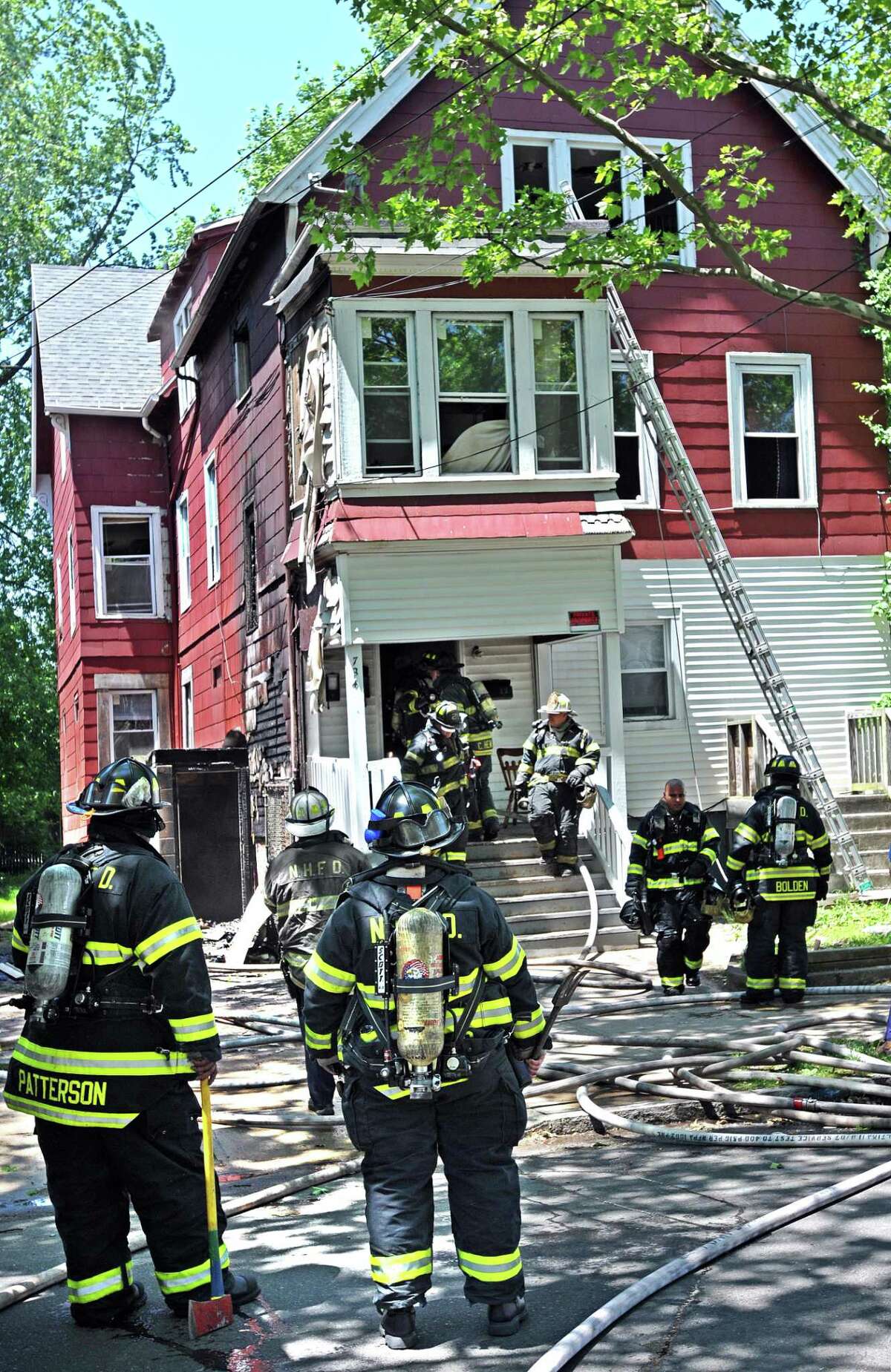 New Haven fire official and cop alert residents to house fire (video)