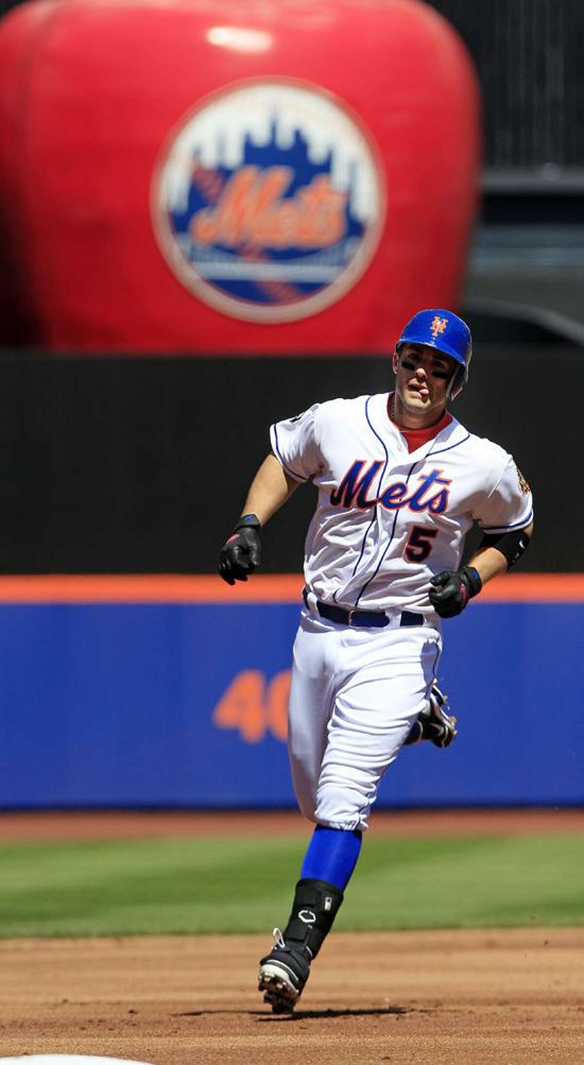 New York Mets batter David Wright (L) comes to bat in the first