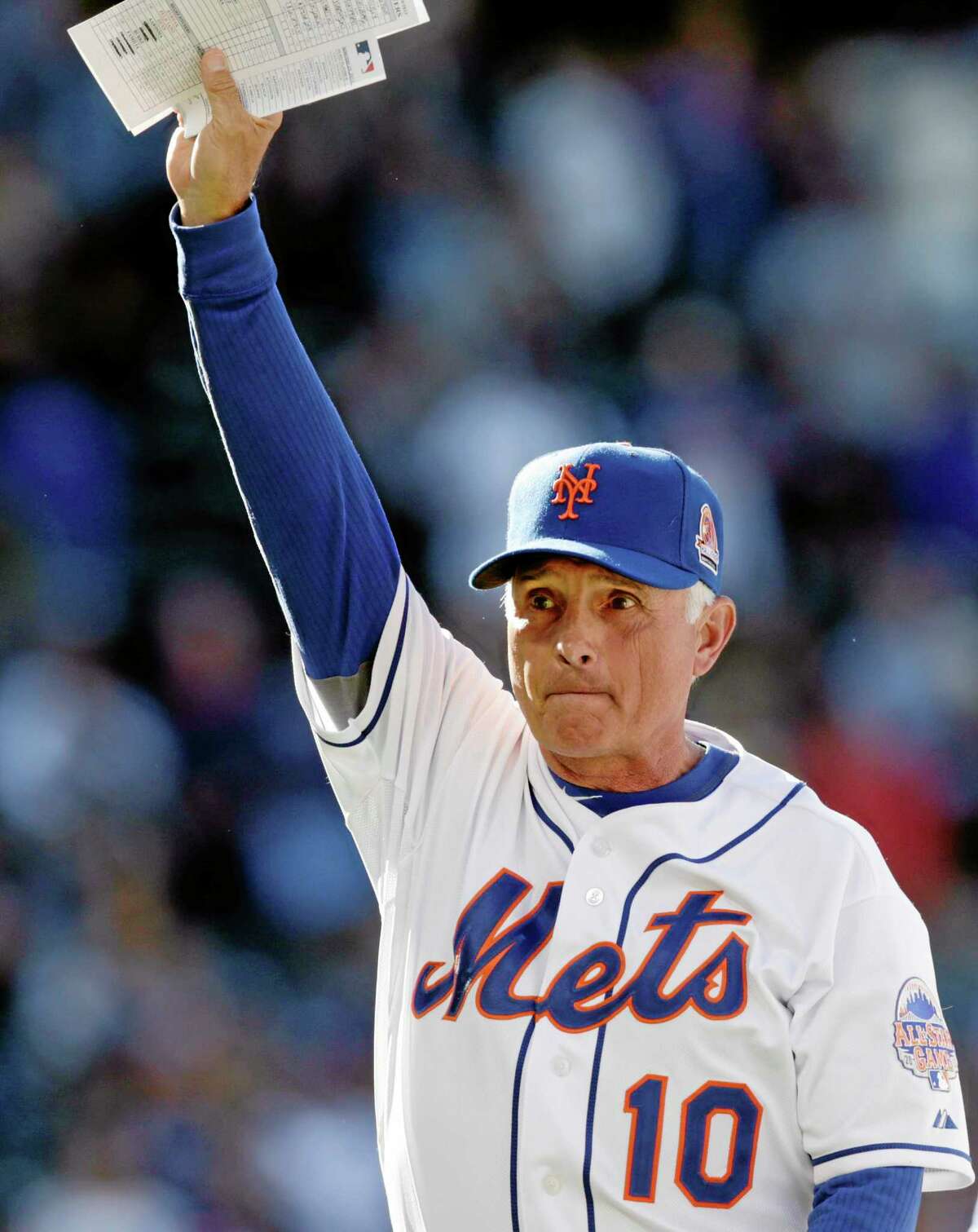 Mets manager Terry Collins (10) acknowledges the crowd after s 3-2 come-from-behind victory over the Milwaukee Brewers Sunday.