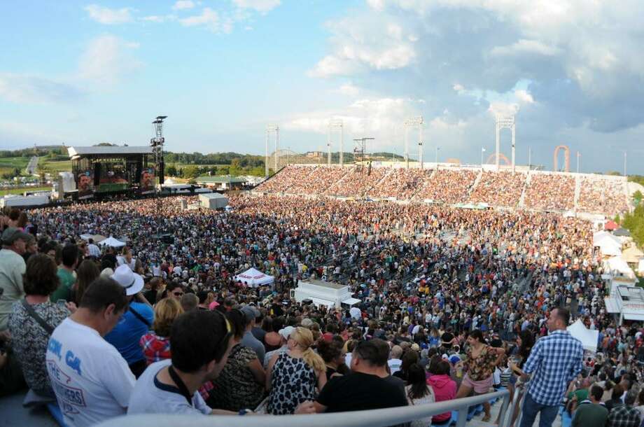 Willie Nelson, Neil Young perform at Farm Aid in Pennsylvania to crowd ...