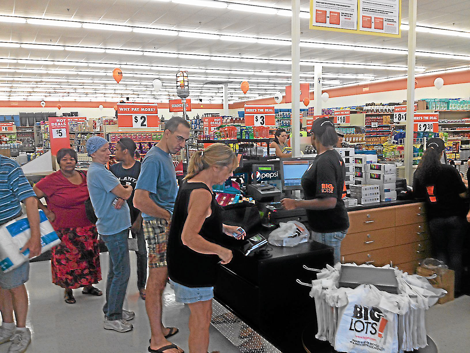 Big Lots hosts grand opening in Middletown