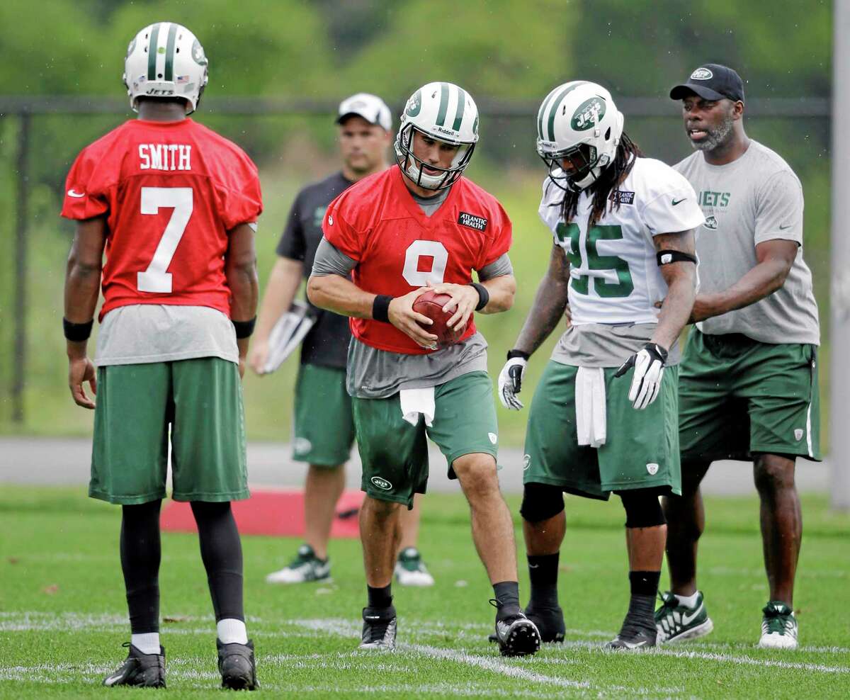 Quarterback Brady Quinn (9) runs with the ball as quarterback Geno Smith (7) and running back Alex Green (25) look on during New York Jets practice in Florham Park, N.J., on Monday.